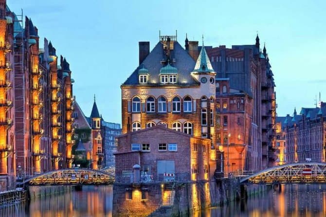 Hamburg Night Tour with a Local: Private & 100% Personalized ★★★★★