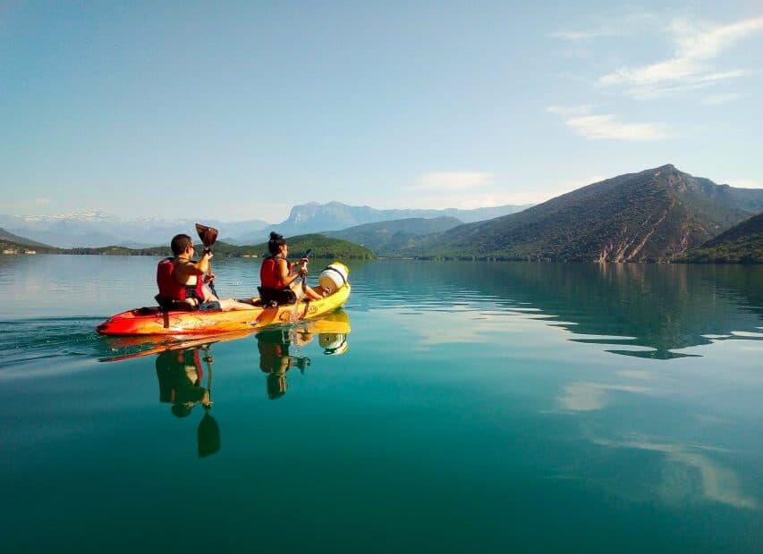 Morillo de Tou: 3-Hour Guided Kayaking Tour on Lake Mediano