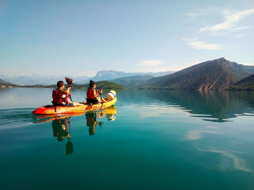 Morillo de Tou: 3-Hour Guided Kayaking Tour on Lake Mediano