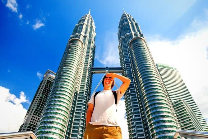 Kuala Lumpur Private Tour with Petronas Towers and Batu Caves 2022