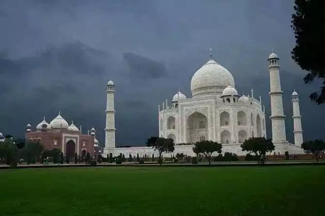 1-Day Trip to The Taj Mahal, Agra from Bangalore with Commercial Return Flights
