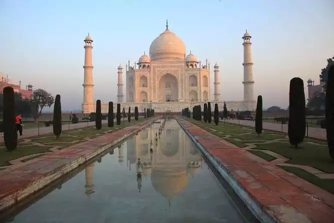 1-Day Trip to The Taj Mahal and Agra with Commercial Return Flights