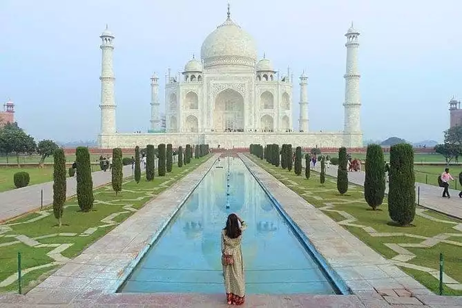 2-Day Private Tour to Taj Mahal, Agra from Mumbai with Commercial Return Flights
