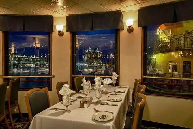 2-Hour Savannah Riverboat Dinner Cruise with Onboard Entertainment