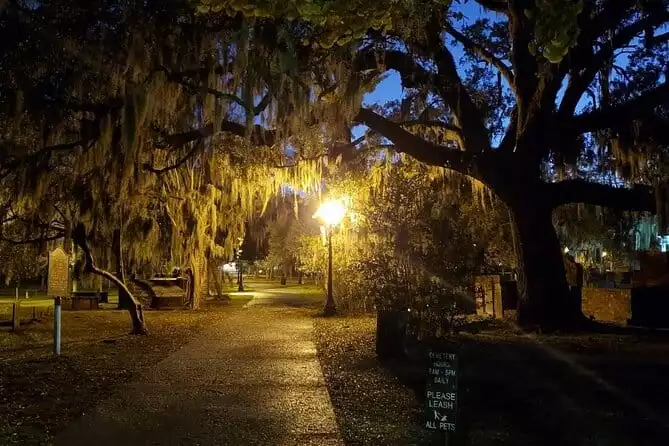 90-Minute Savannah History & Haunts Candlelit Walking Ghost Tour