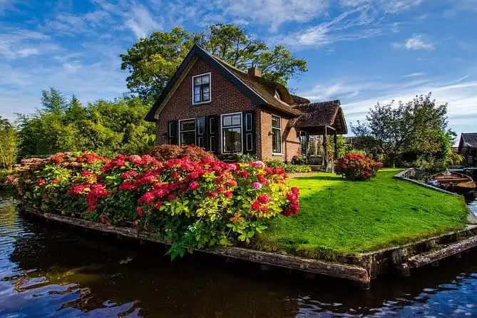 Giethoorn Daytrip from Amsterdam With Boat Cruise