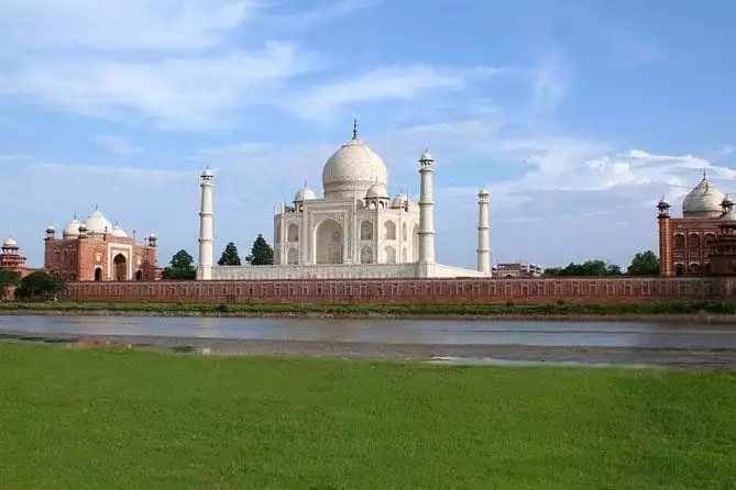 Day Trip to The Taj Mahal and Agra from Kolkata with Commercial Return Flights