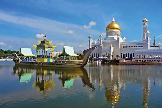 Brunei Half Day City Tour with Royal Regalia & Sultan Omar Ali Saifuddin Mosque