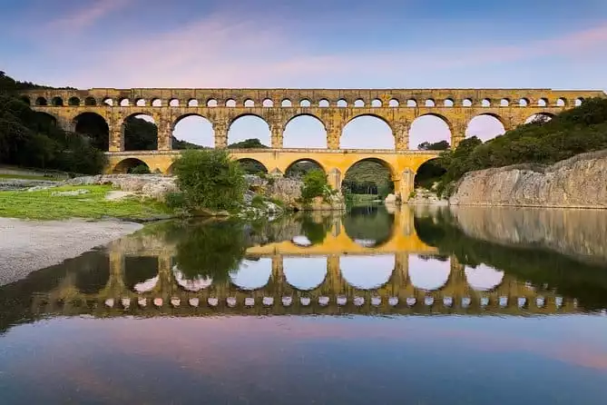 Discover the legendary Pont du Gard - Transfer from Avignon and tickets