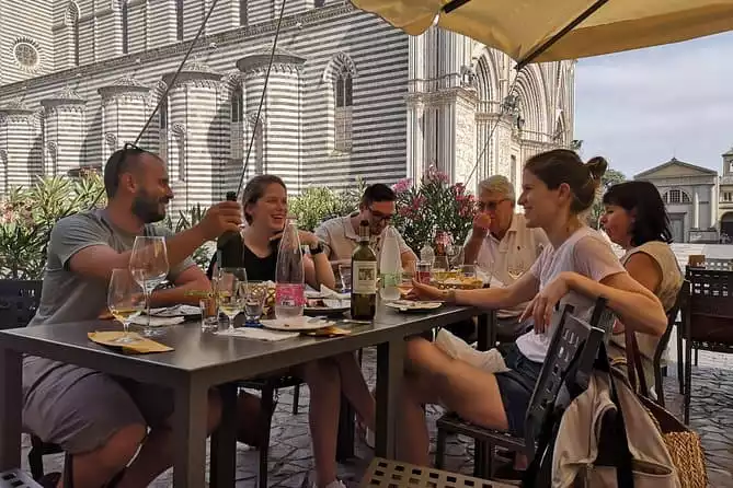 E-bike tour in Orvieto in small group: history, culture with lunch or dinner