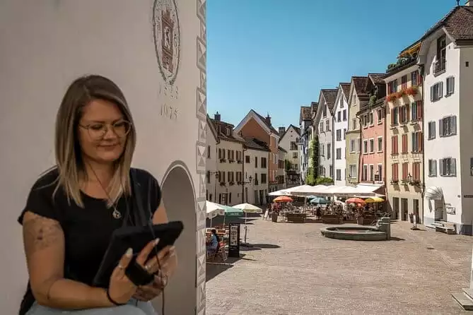 E-guide audio city tour through the old town of Chur with tablet
