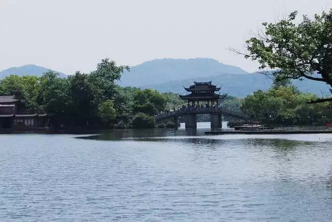 Hangzhou City Tour: West Lake Cruise and Lingyin Temple