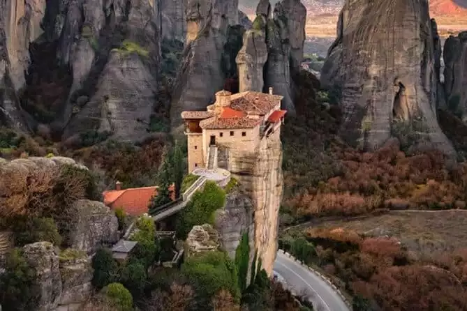 Full-day trip to Meteora by train from Athens in English or Spanish