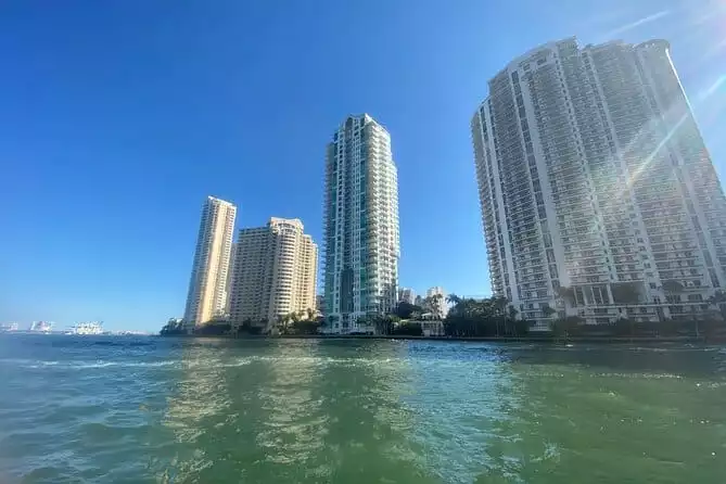 Miami Skyline: Happy Hour 90 Min Sightseeing Sunset Cruise & Millionaire Homes