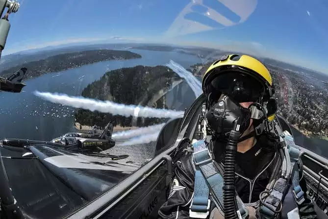 Exceptional Flight In Hunting Patrol With The Breitling Jet Team!