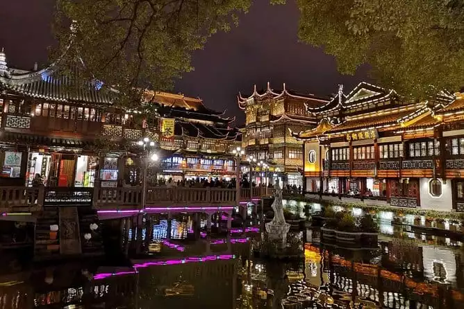 Private Evening Tour: VIP Huangpu River Cruise and Shanghai Lights