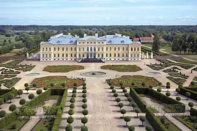 Private day trip to Rundale Palace, Hill of Crosses & more