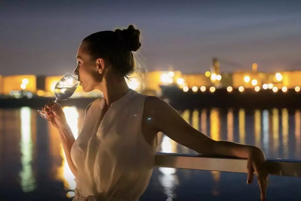 Québec: Evening Cruise with Live Entertainment | GetYourGuide