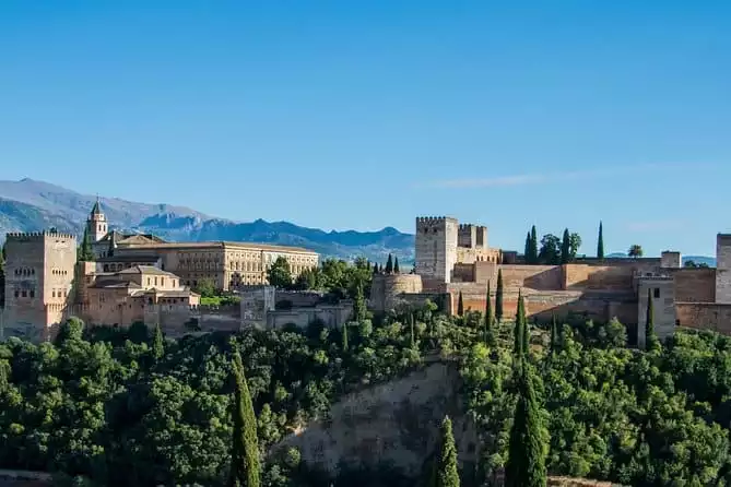 Full-day Skip-the-line Granada, Alhambra Palace and Albaicin tour from Seville