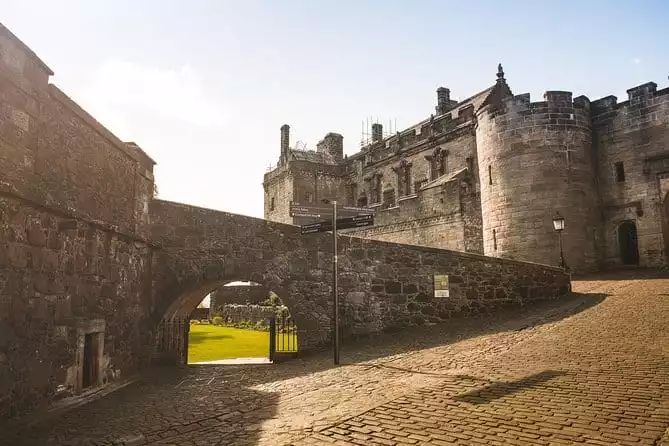 Stirling Castle, Loch Lomond and Whisky Trail Small Group Day Tour from Glasgow