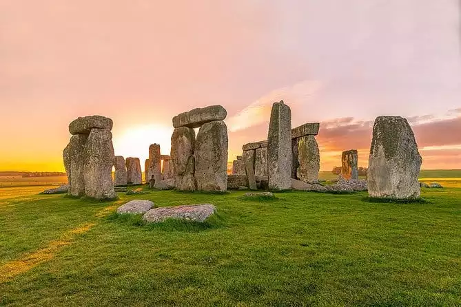 Stonehenge, Avebury, Cotswolds. Small guided day tour from Bath (Max 12 persons)
